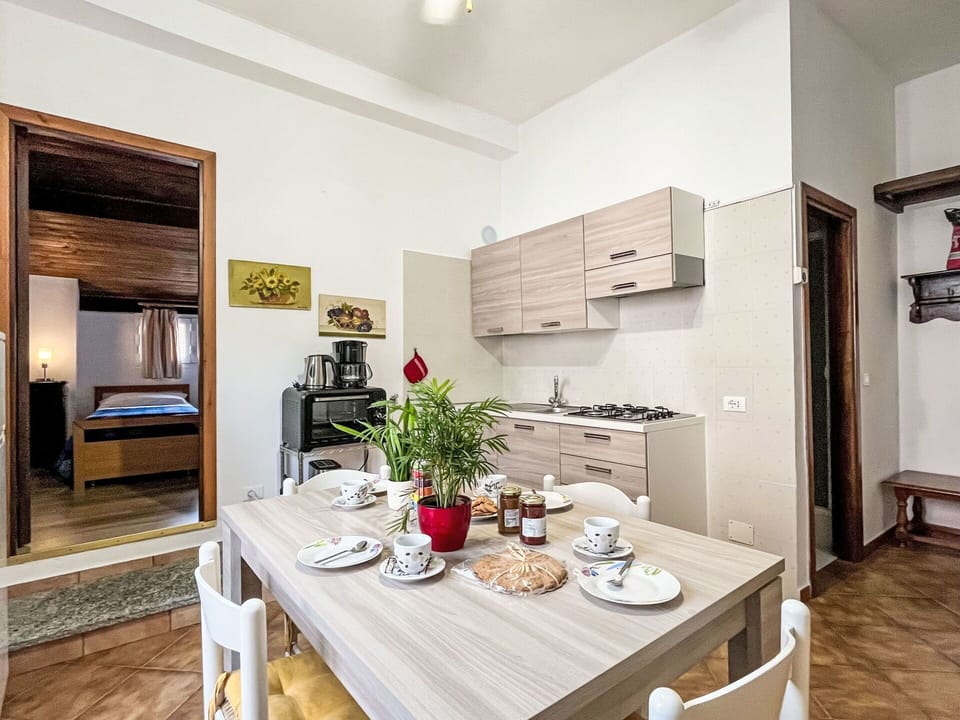 Table, Furniture, Property, Wood, Interior Design, Lighting, Tableware, Plant, Picture Frame