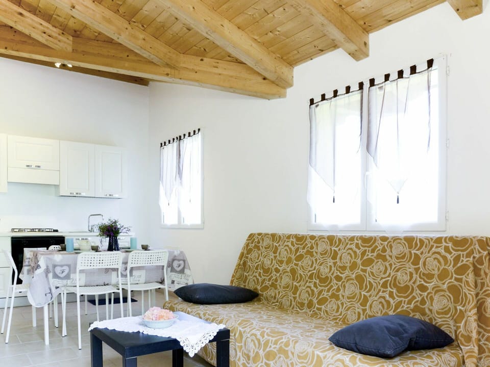 Room, Furniture, Ceiling, Property, Interior Design, Building, House, Wall, Table, Living Room
