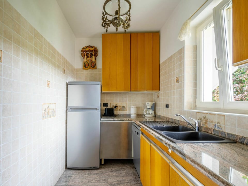 Cabinetry, Kitchen Sink, Countertop, Sink, Tap, Property, Building, Window, Wood, Kitchen