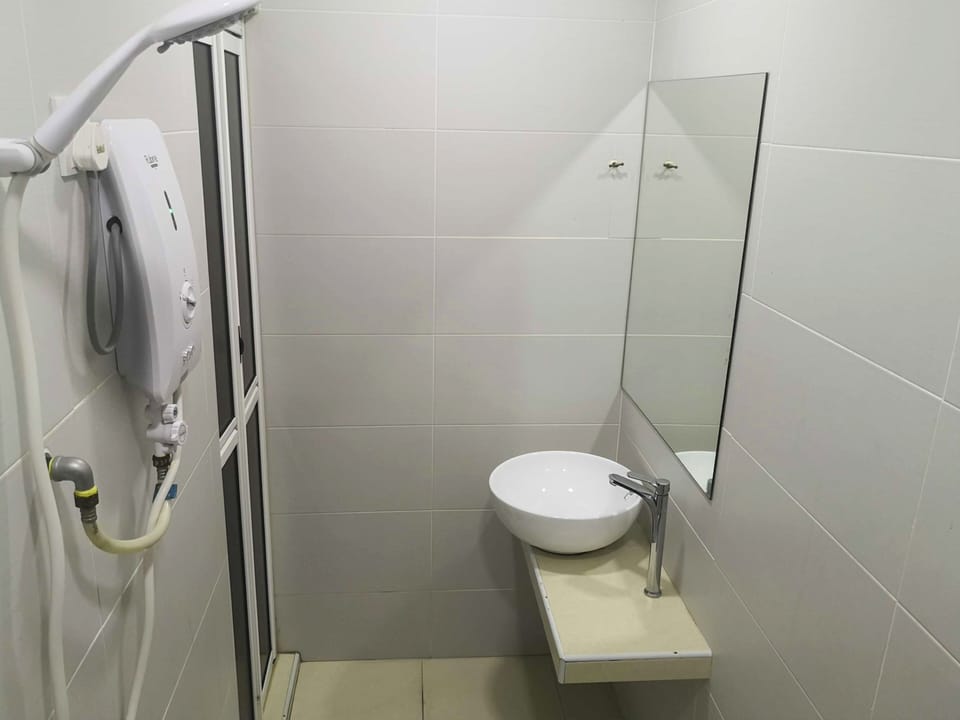 Shower, free toiletries, towels