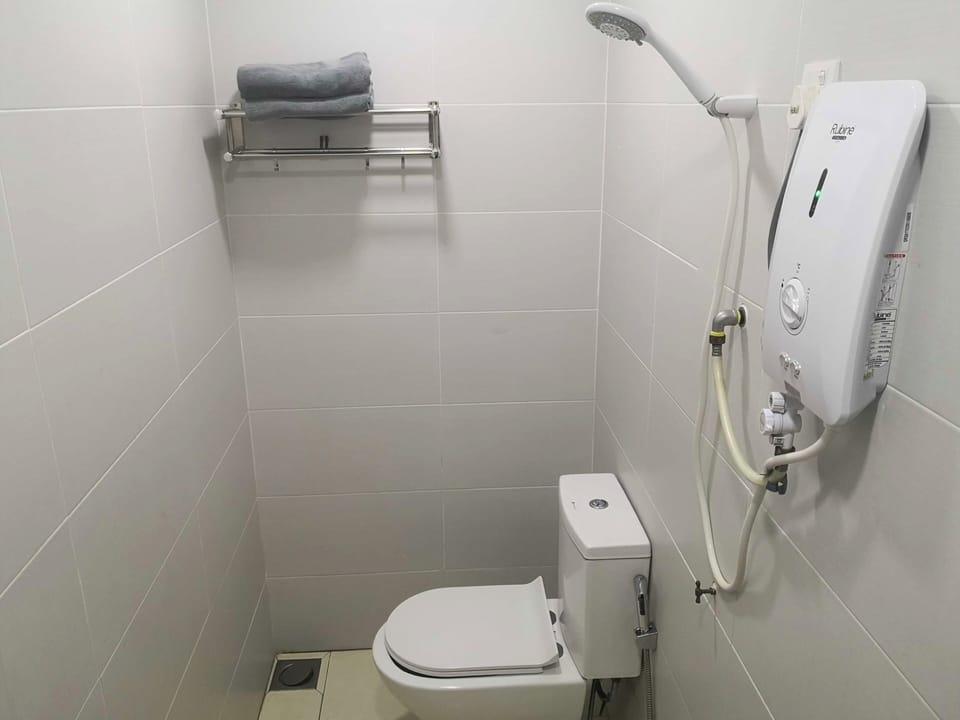 Shower, free toiletries, towels