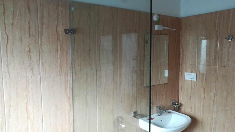 Shower, rainfall showerhead, towels