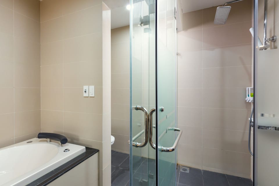 Deluxe Quadruple Room | Bathroom | Free toiletries, bidet, towels, soap
