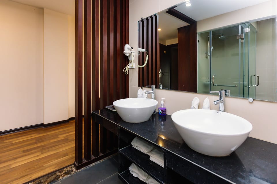 Deluxe Quadruple Room | Bathroom | Free toiletries, bidet, towels, soap