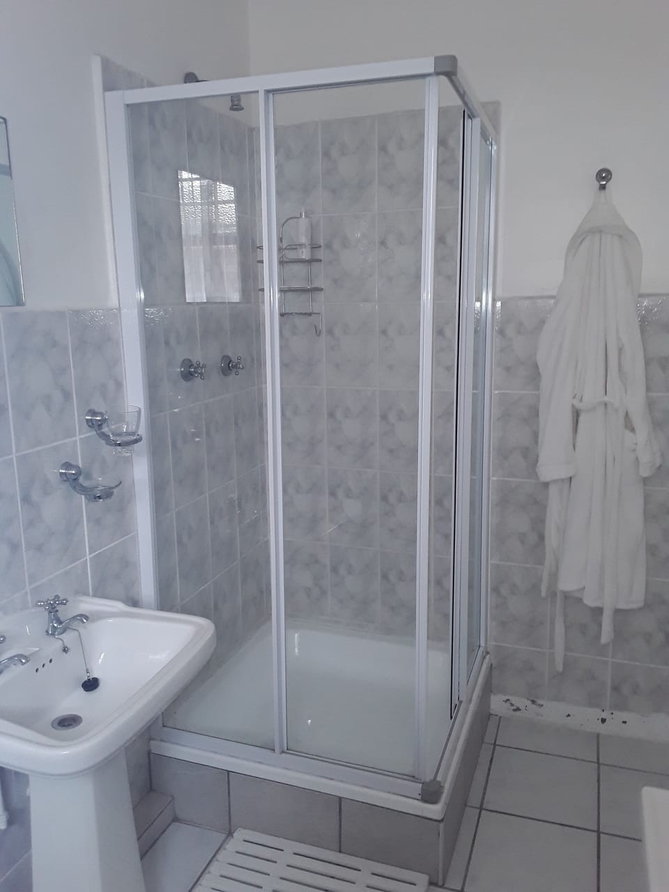 Deluxe Room, 1 Queen Bed, Patio | Bathroom shower