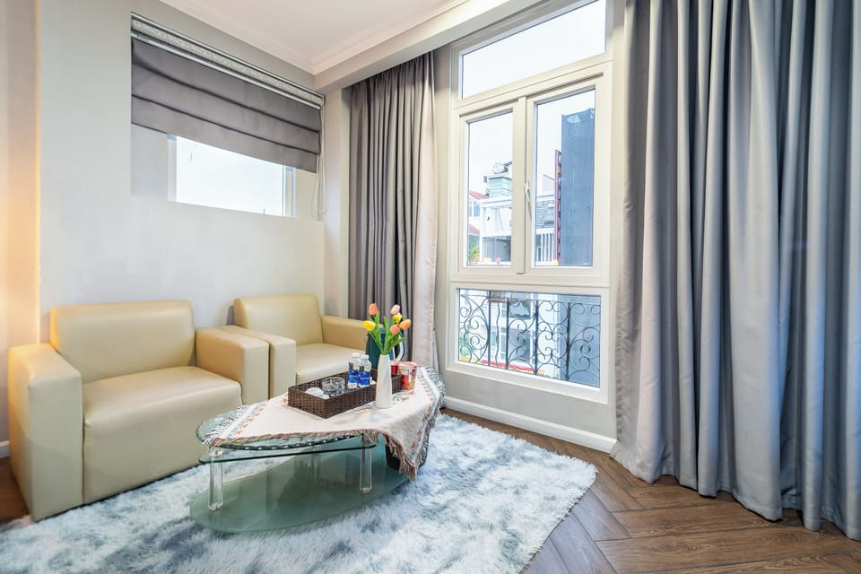 Suite Room | Living area | Flat-screen TV