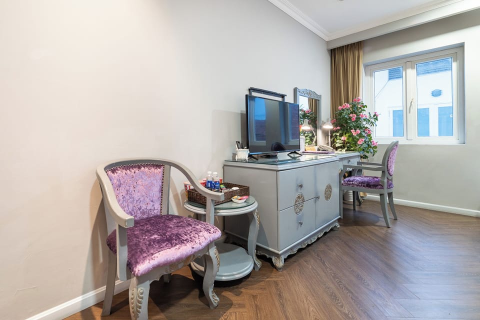 Family Room, 2 Double Beds | In-room dining