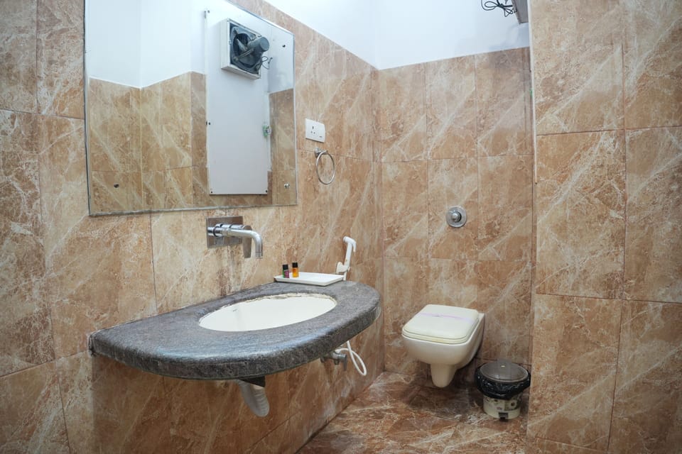 Luxury Double Room | Bathroom | Shower, free toiletries, towels