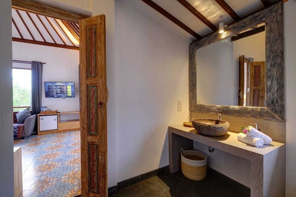 Deluxe Double Room | Bathroom | Separate tub and shower, free toiletries, hair dryer, towels