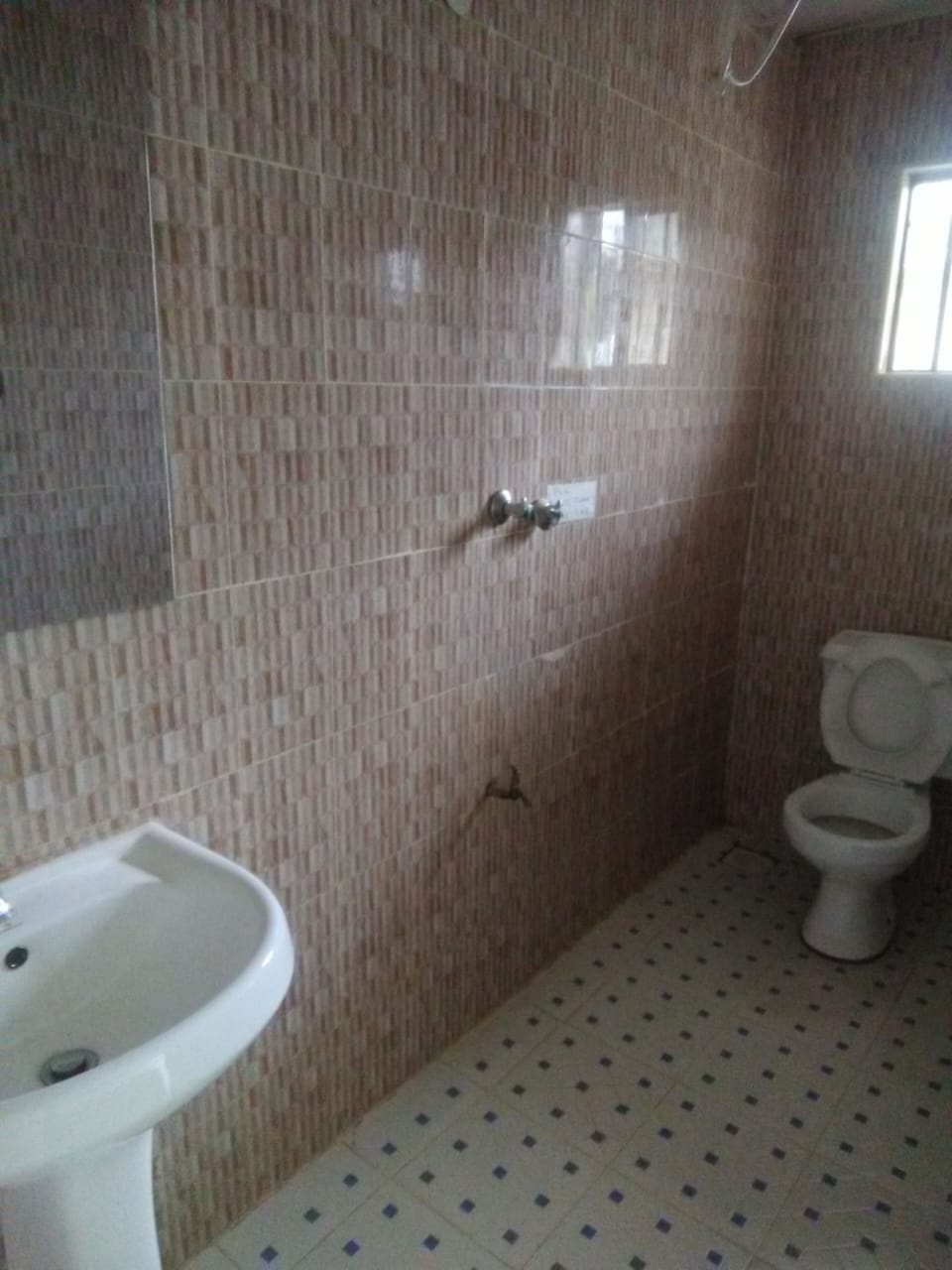 Standard Room | Bathroom | Shower, free toiletries, slippers, towels