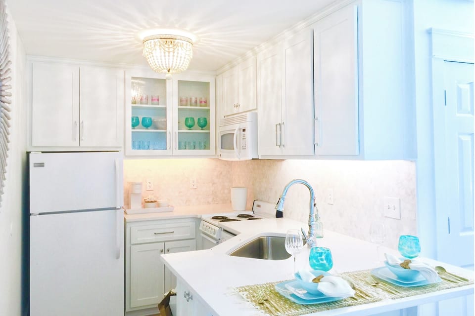 Modern kitchen: Fridge, dishwasher, oven, stove, microwave, & keurig coffee bar