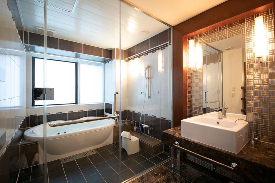 Separate tub and shower, jetted tub, free toiletries, hair dryer