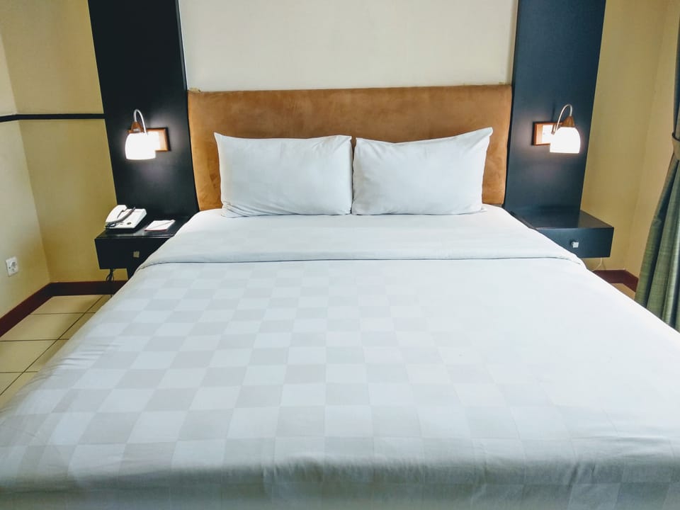 Deluxe Suite, 1 Bedroom | Premium bedding, in-room safe, individually furnished, desk