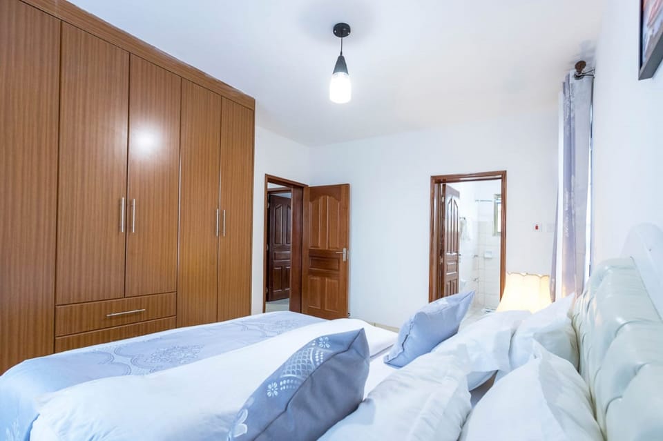 Apartment, 3 Bedrooms | Bathroom | Towels, soap, toilet paper