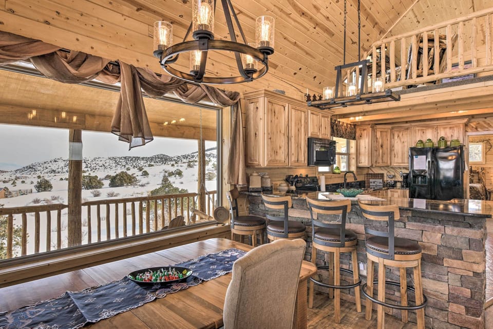 Dining Area | Breakfast Bar