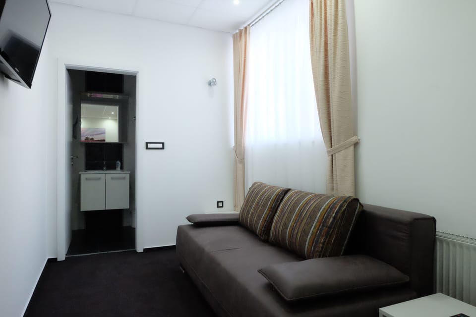Family Suite | Living area | Flat-screen TV, stereo