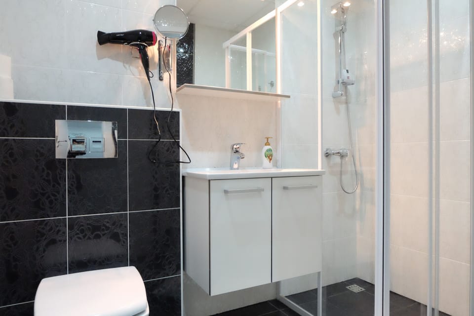 Superior Suite | Bathroom | Shower, rainfall showerhead, hair dryer, towels