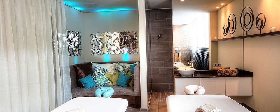 Couples treatment rooms, sauna, hot tub, steam room, body treatments