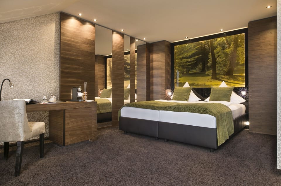 Double Room | Hypo-allergenic bedding, free minibar, in-room safe, desk