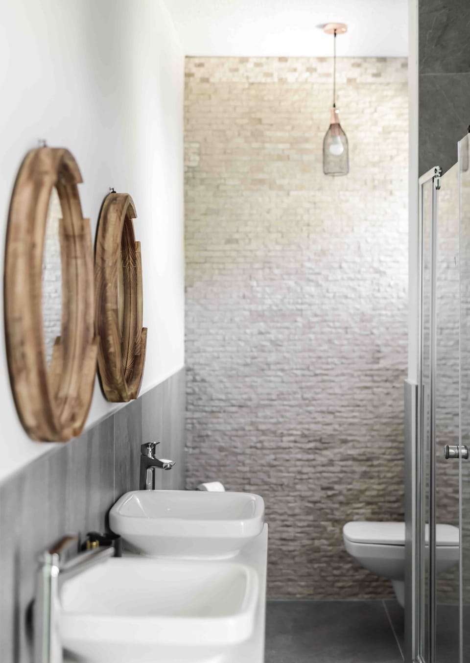 Luxury Room | Bathroom | Shower, rainfall showerhead, towels, soap
