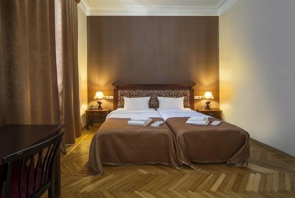 Deluxe Double or Twin Room | In-room safe, desk, blackout drapes, free cribs/infant beds