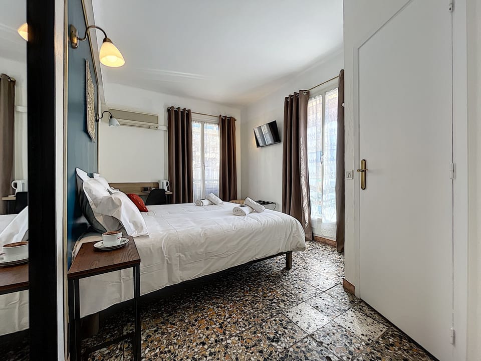 Twin Room | In-room safe, desk, laptop workspace, iron/ironing board