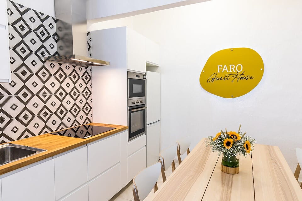 Full-size fridge, microwave, oven, stovetop