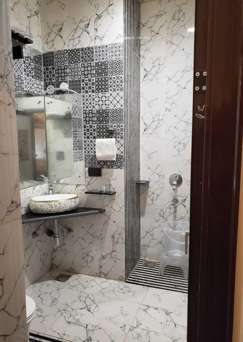 Shower, free toiletries, towels