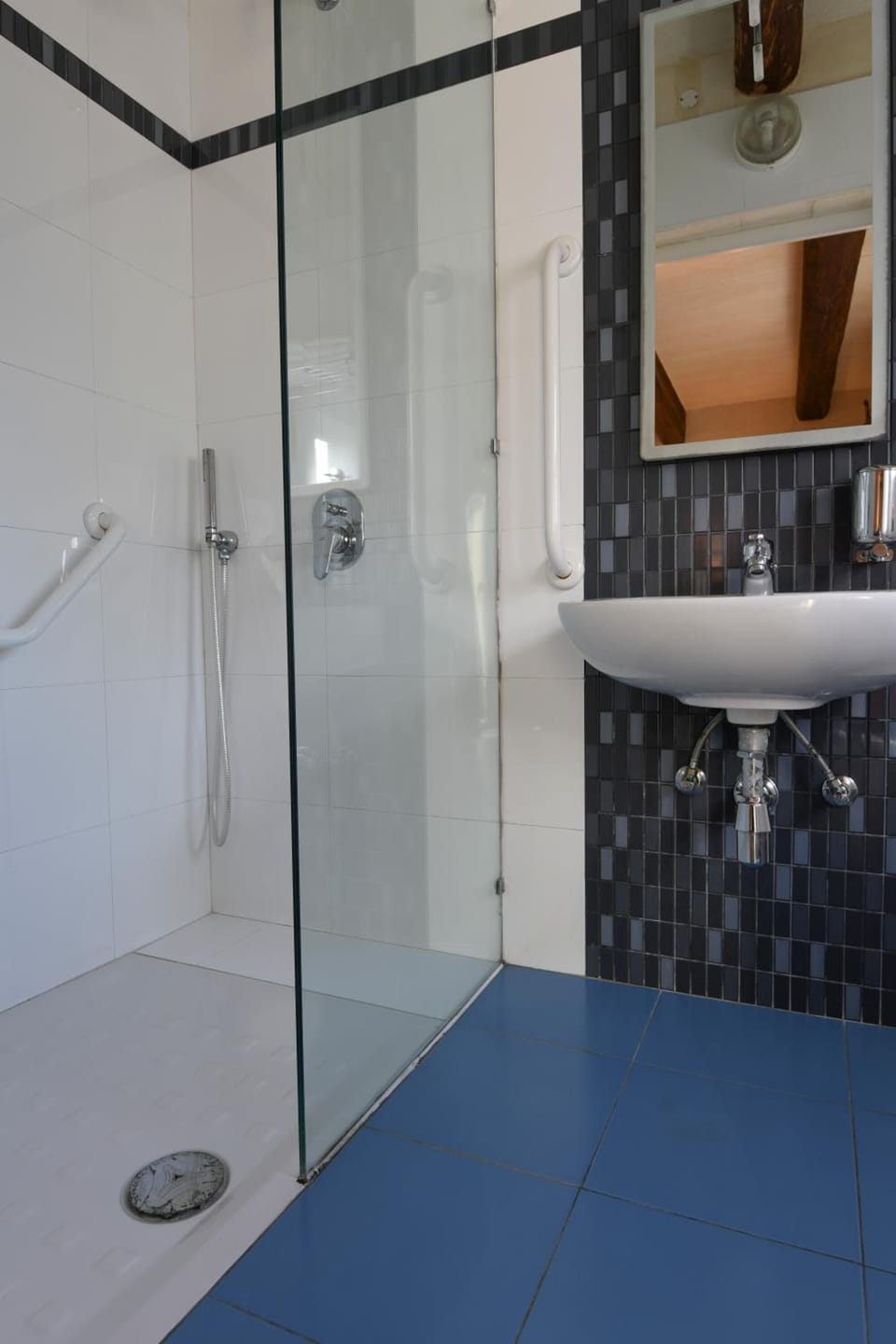 Shower, rainfall showerhead, free toiletries, hair dryer