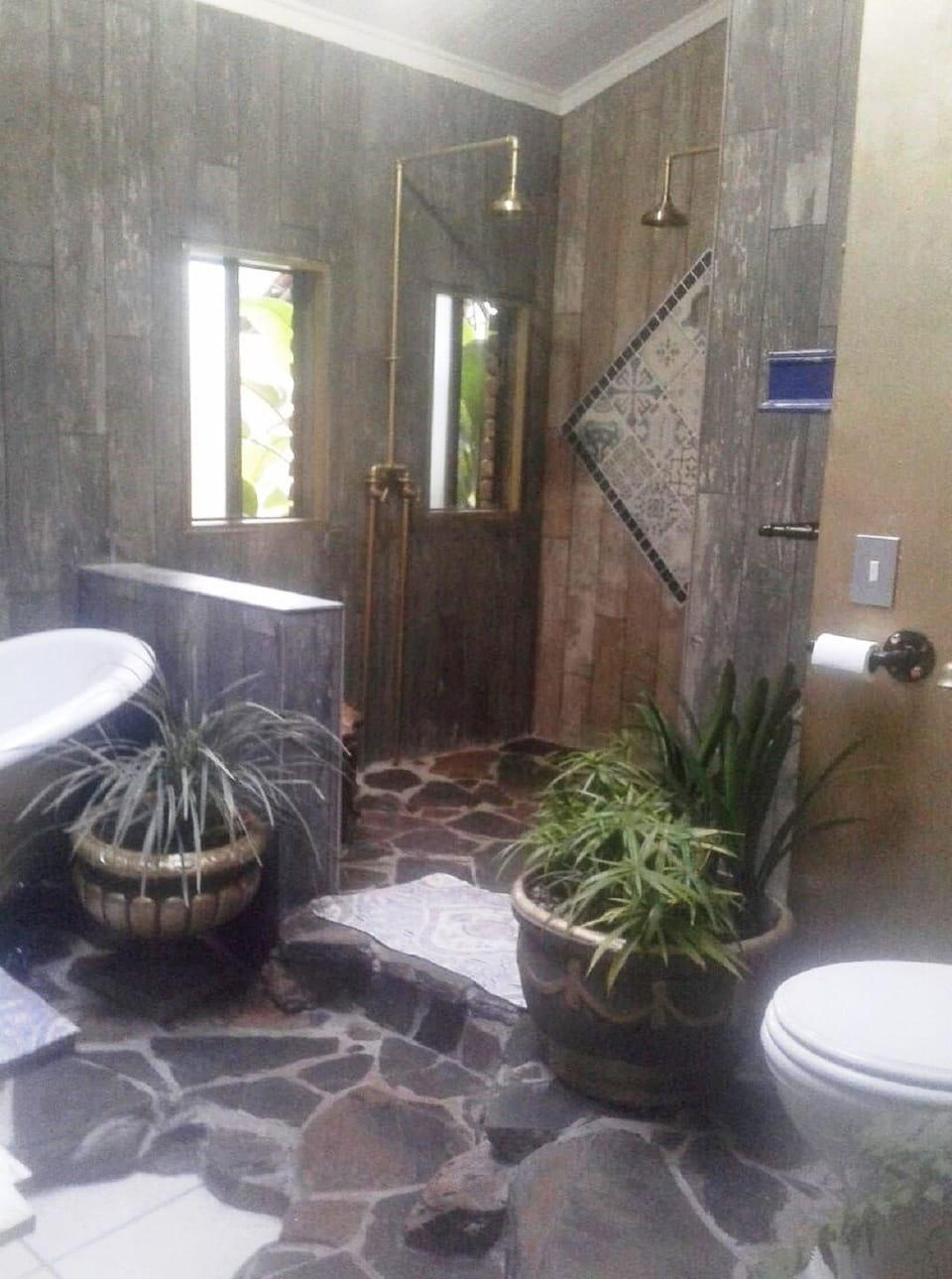 Superior Double Room, Pool View | Bathroom | Towels, soap, shampoo, toilet paper