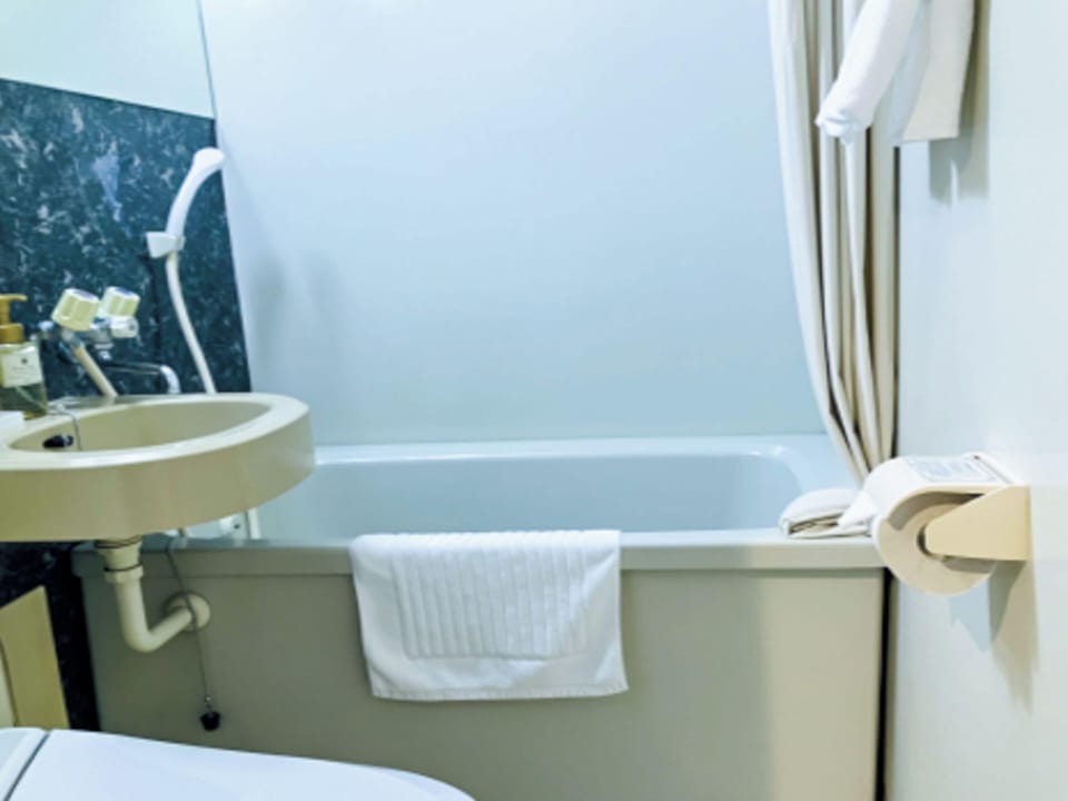 Twin Room, Smoking | Bathroom | Combined shower/tub, free toiletries, hair dryer, slippers