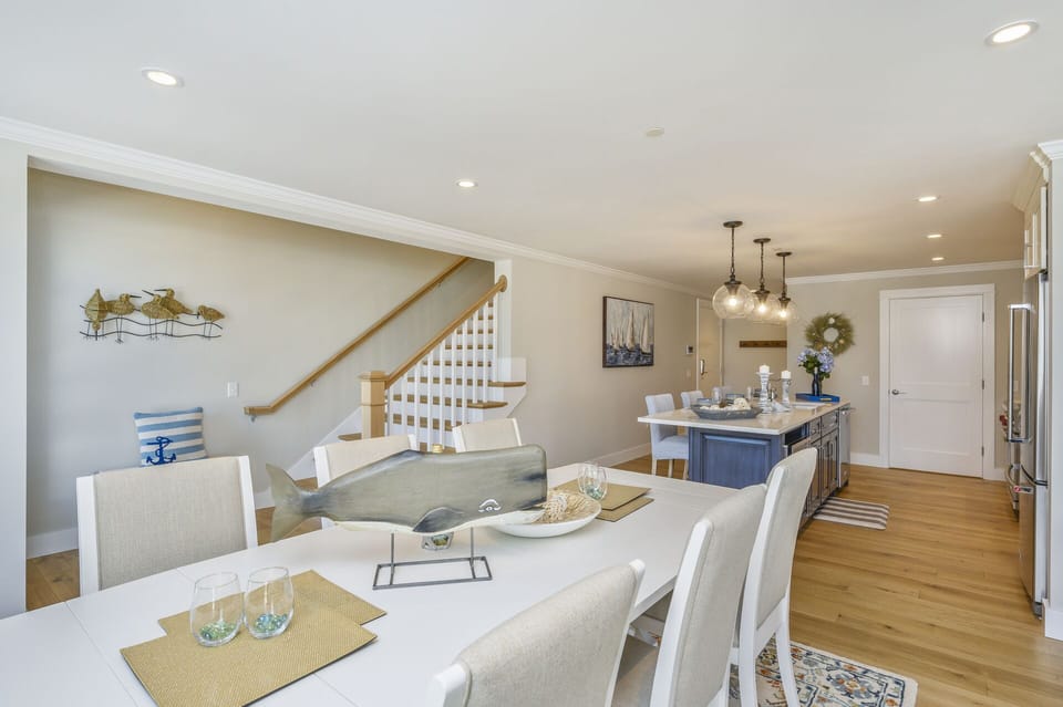 Adjoining dining area that looks into the kitchen. Dining table seats 6.