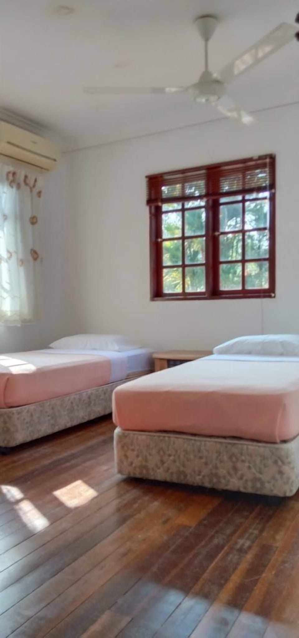 Standard Twin Room, 1 Bedroom | Iron/ironing board, free WiFi