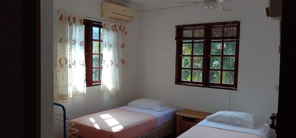 Standard Twin Room, 1 Bedroom | Bathroom | Shower, hair dryer, towels, soap