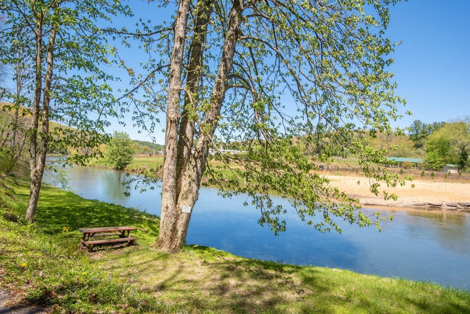 Community River Access nearby...