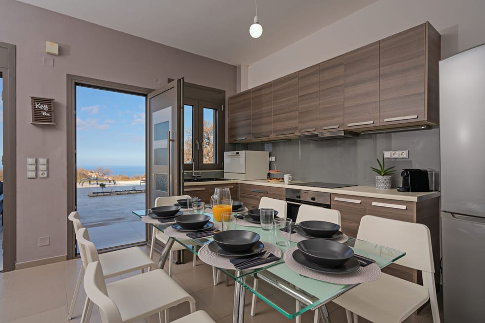 Dining area and the fully equipped kitchen of the ground floor !