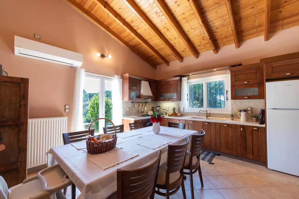Family House | Private kitchen | Fridge, oven, stovetop, dishwasher