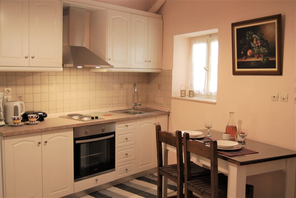 Studio | Private kitchen | Full-size fridge, oven, stovetop, coffee/tea maker