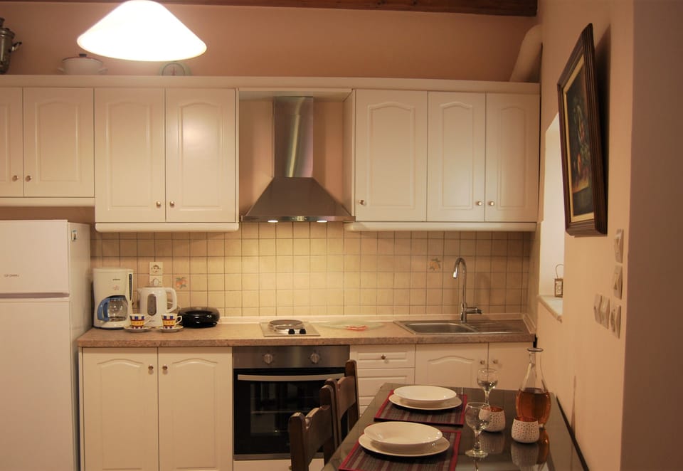 Studio | Private kitchen | Full-size fridge, oven, stovetop, coffee/tea maker