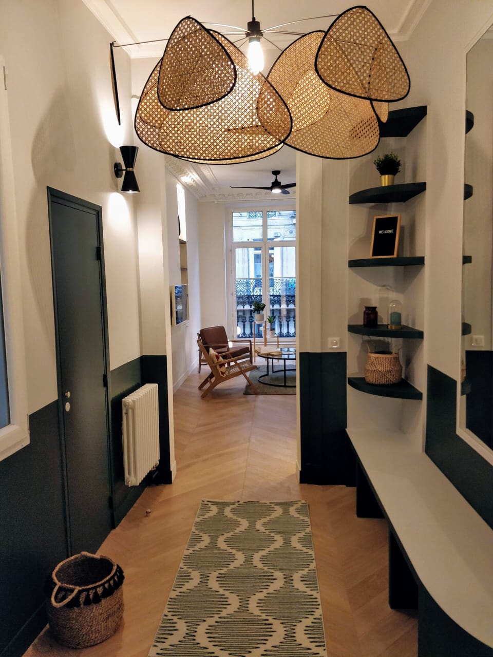 Entry with large bench and WC