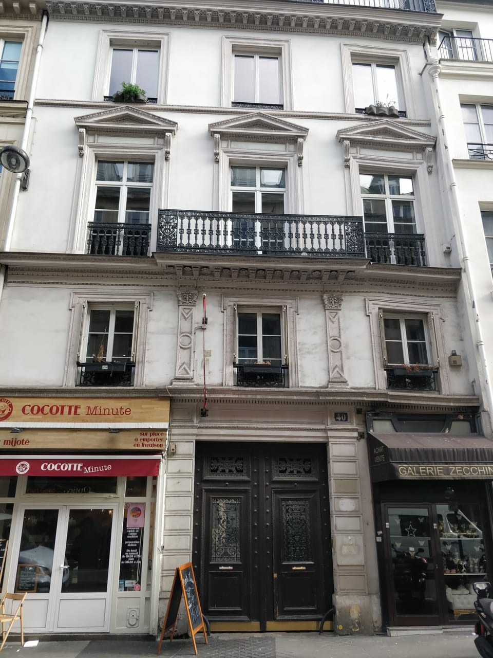 Building, apartment in on the 2nd floor : 3 windows with balcony