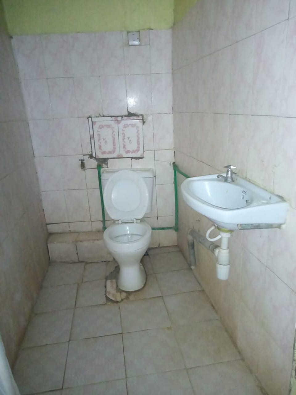 Single Room | Bathroom | Shower, towels, toilet paper