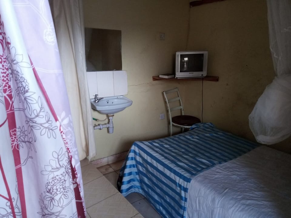 Single Room | Laptop workspace, free WiFi, bed sheets