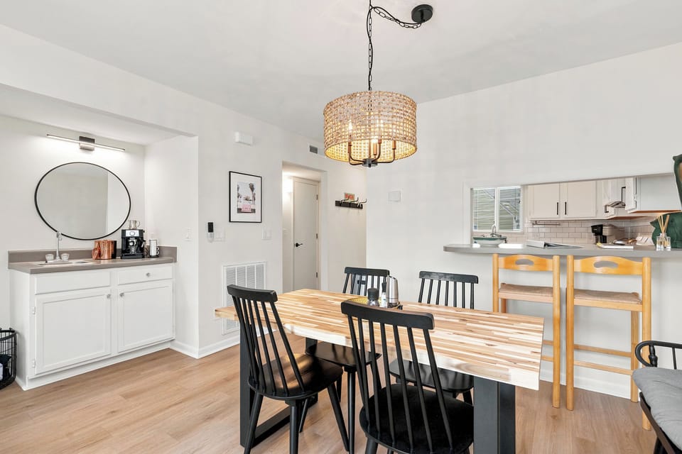 Wet Bar / Dining Area - North