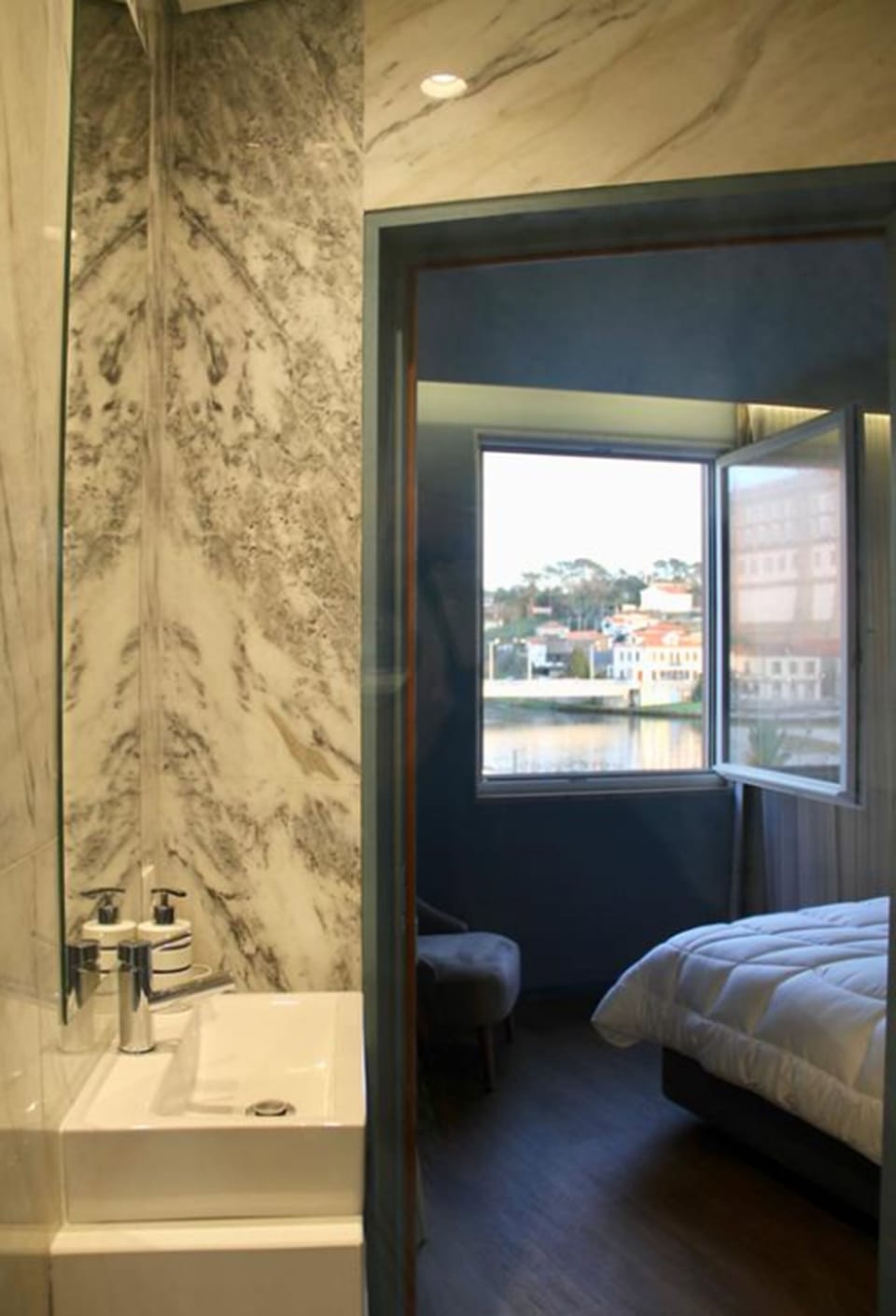 Minibar, soundproofing, free WiFi, bed sheets