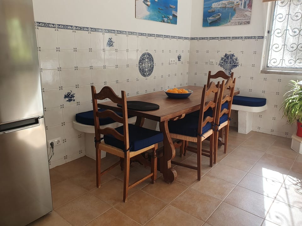 Kitchen breakfast table