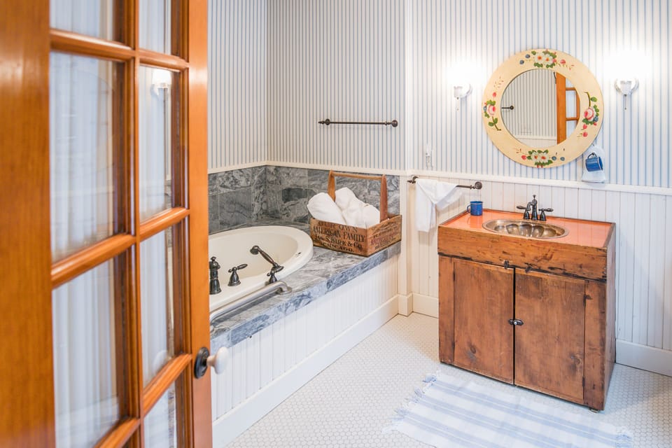 Luxury Single Room | Desk, soundproofing, iron/ironing board (on request), WiFi (free)