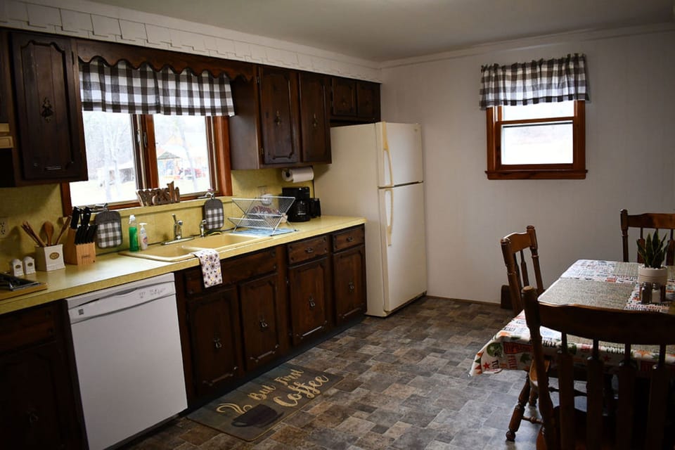 Comfort Townhome | Private kitchen | Full-size fridge, microwave, oven, stovetop