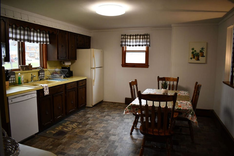 Comfort Townhome | In-room dining