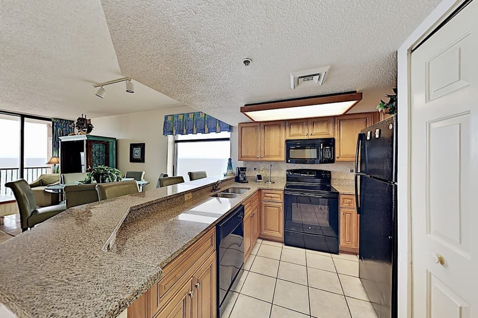 Fully equipped kitchen & dining seating to accommodate 8